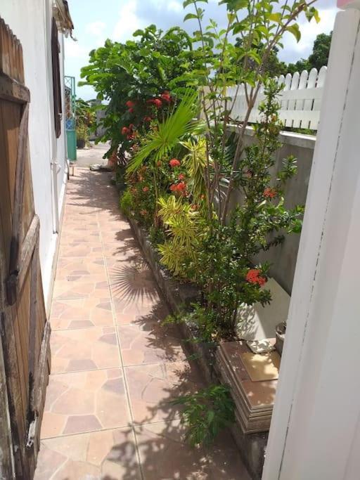 Maison Creole Chaleureuse Avec Stationnement Le Gosier  Exterior photo
